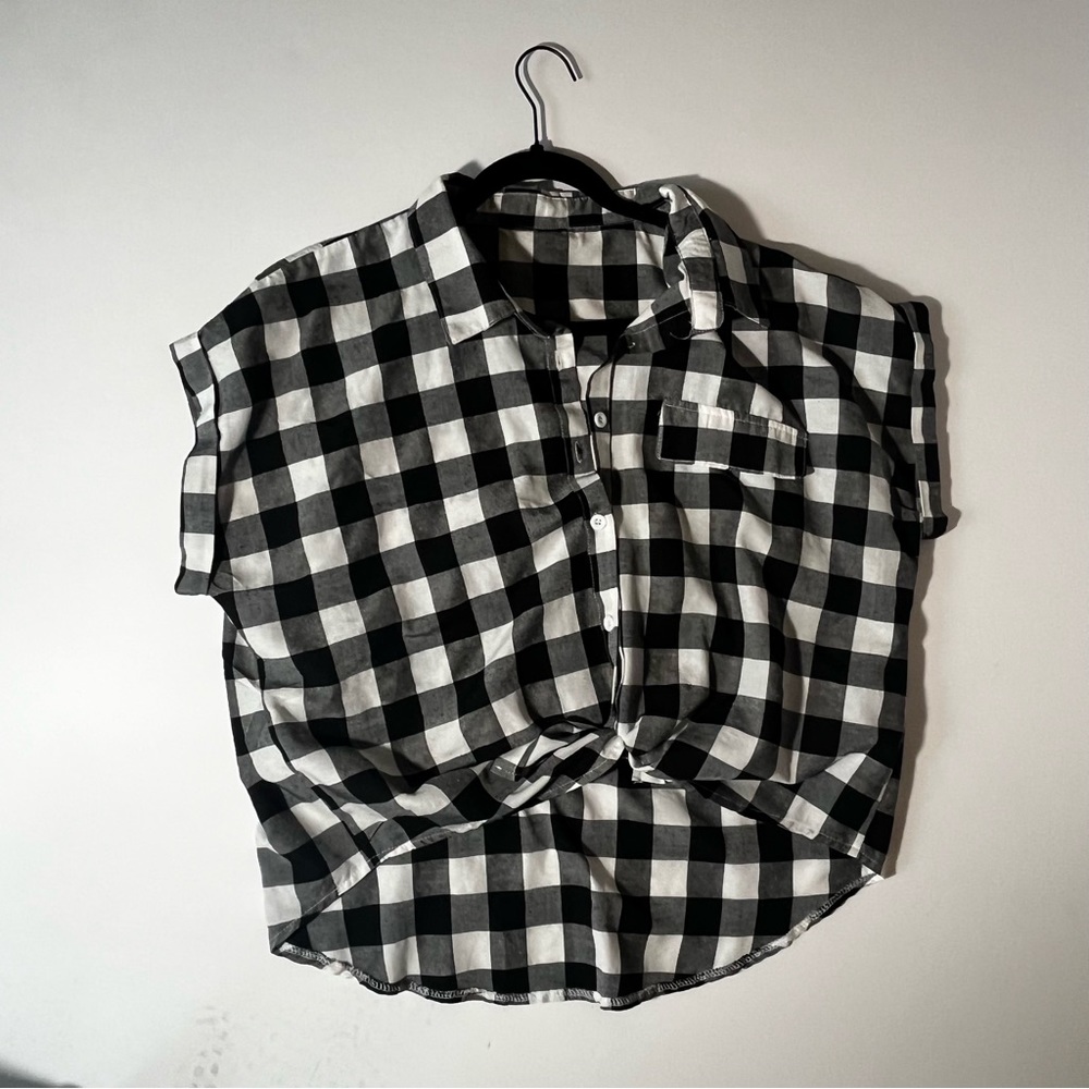 Black and white button up shirt, tie in front.